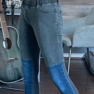 SUPER CUTE BLACK AND BLUE JEGGING JEANS!